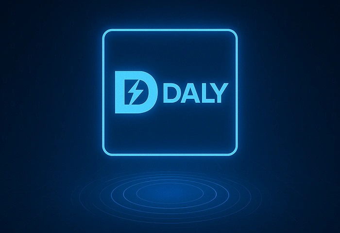 برند دالی در بک آبی